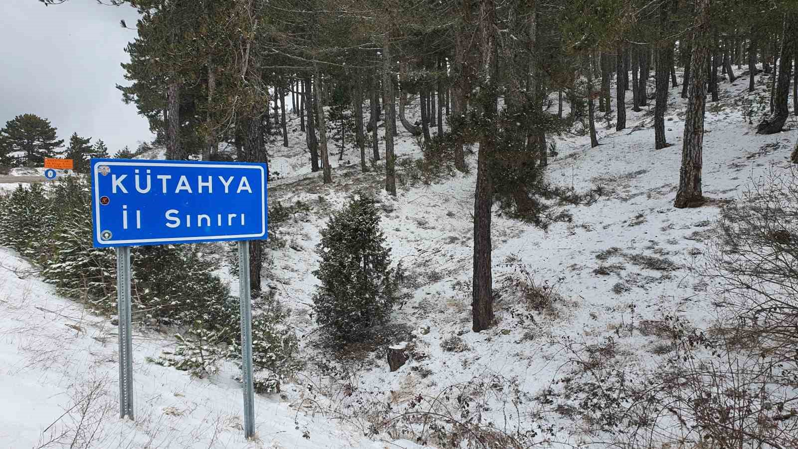 Demirci’de kar yağışı ve fırtına etkili oluyor
