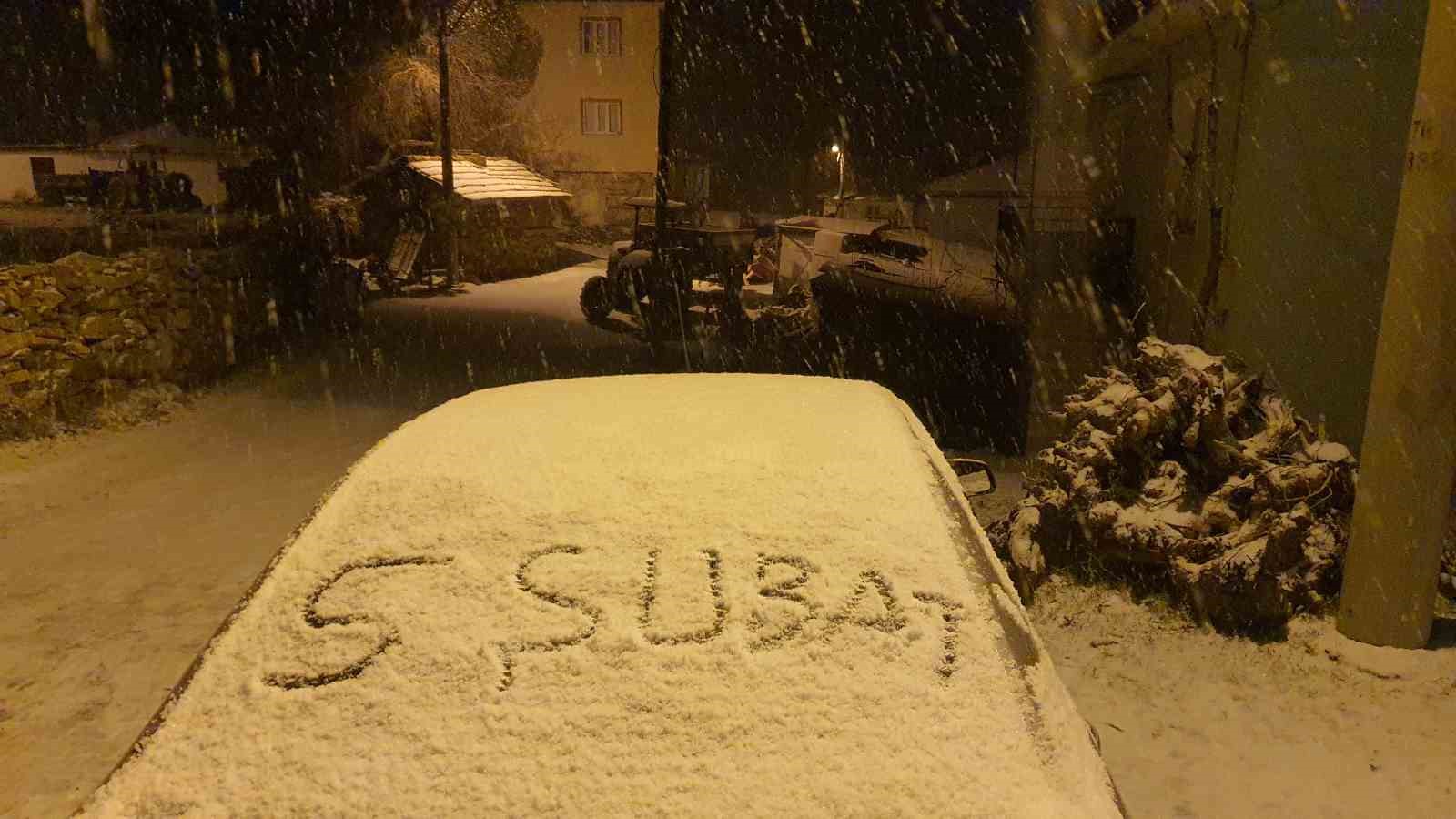 Demirci&rsquo;de kar yağışı ve fırtına etkili oluyor
