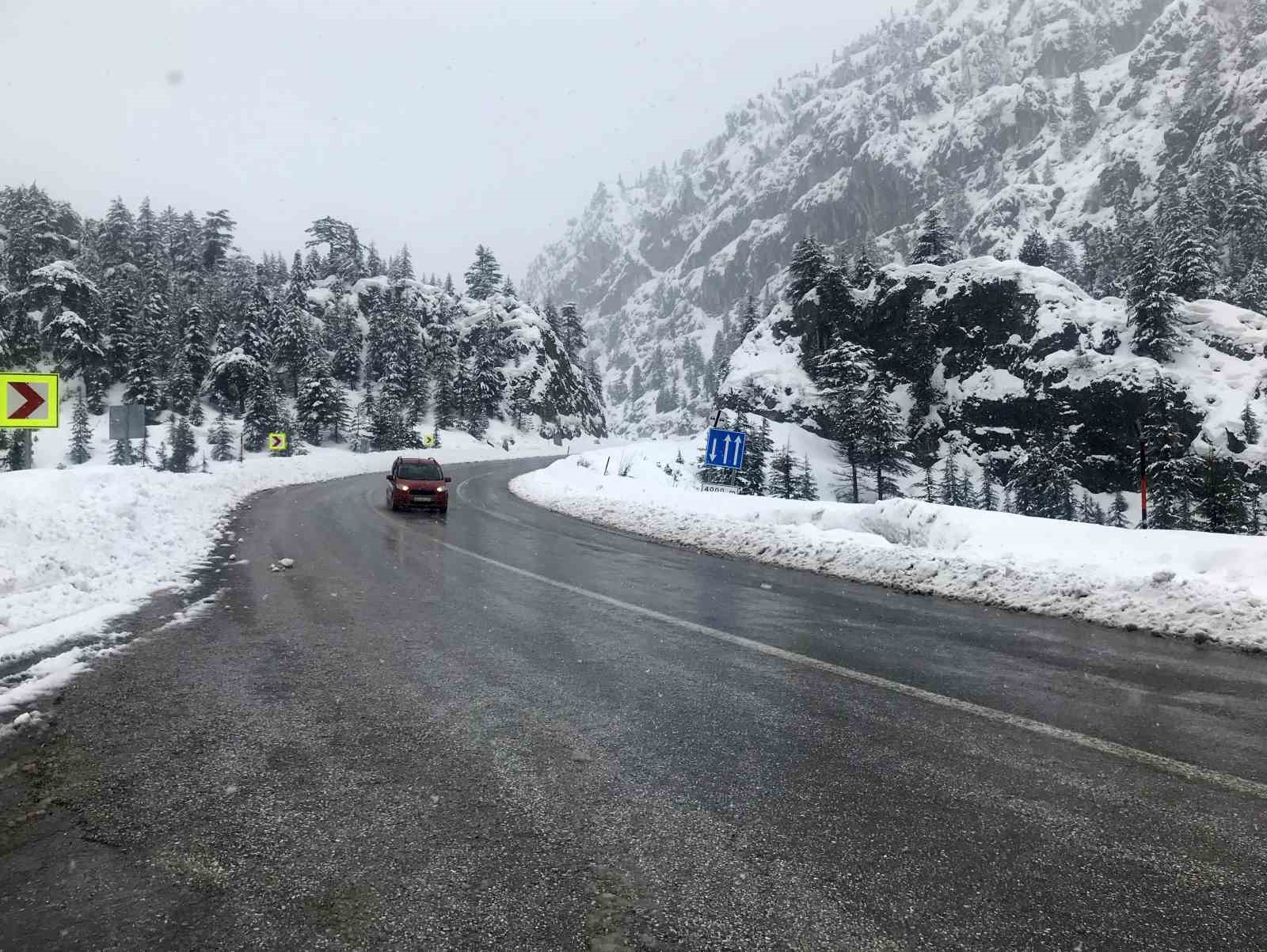 Antalya-Konya kara yolu tır ve &ccedil;ekicilerin ge&ccedil;işine yeniden a&ccedil;ıldı
