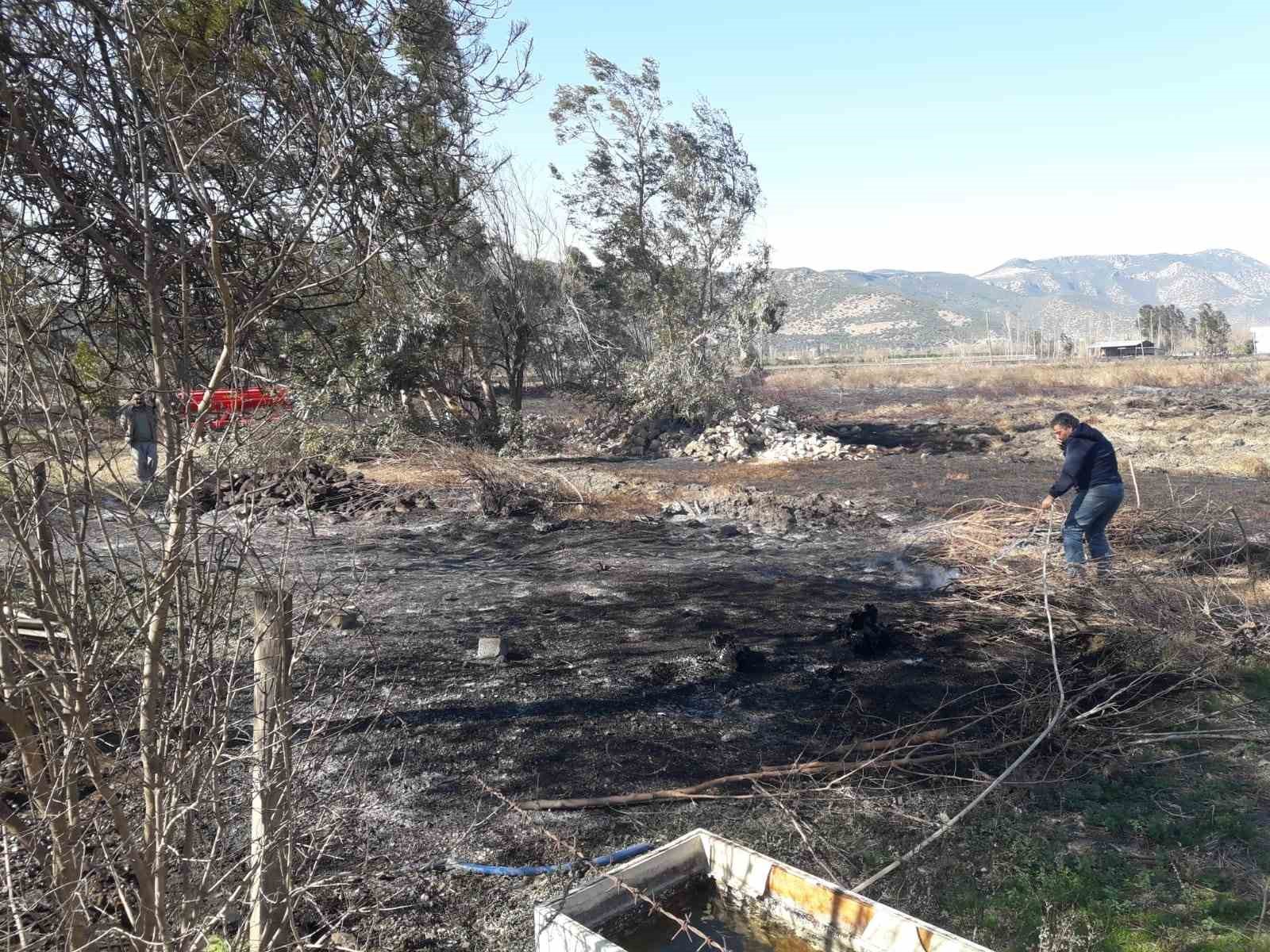 Trakt&ouml;rden &ccedil;ıkan kıvılcım evi k&uuml;le &ccedil;evirdi
