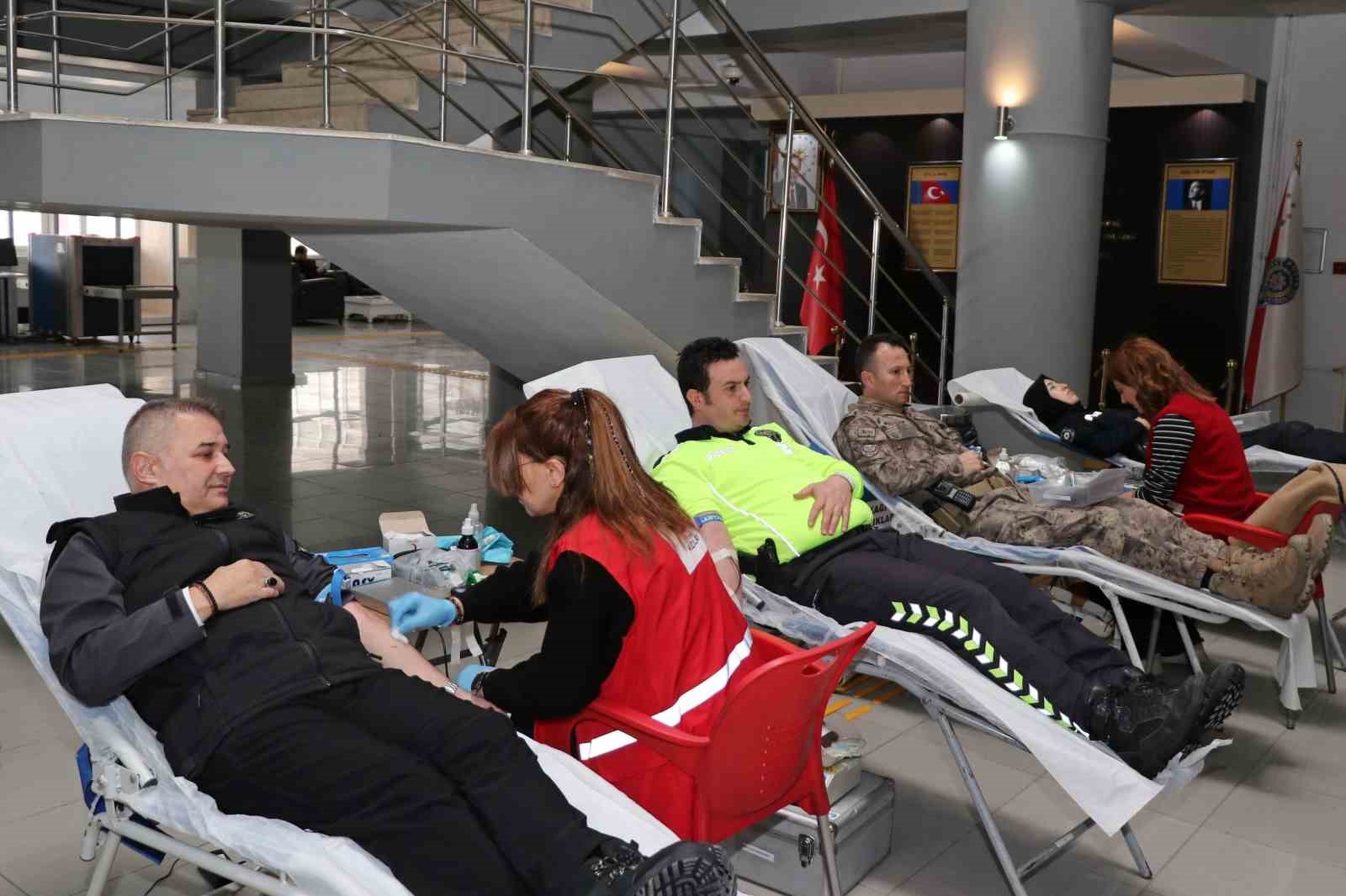 Ardahan Polisi&rsquo;den Kızılay&rsquo;a kan bağışı
