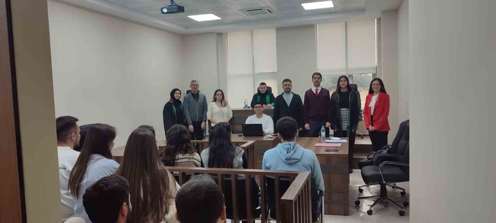 Hukuk Fak&uuml;ltesi &ouml;ğrencileri kurgusal mahkemede eğitim alıyor
