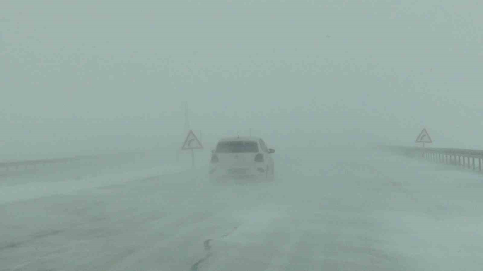 Kars&rsquo;ta kar yağışı ve tipi etkili oluyor
