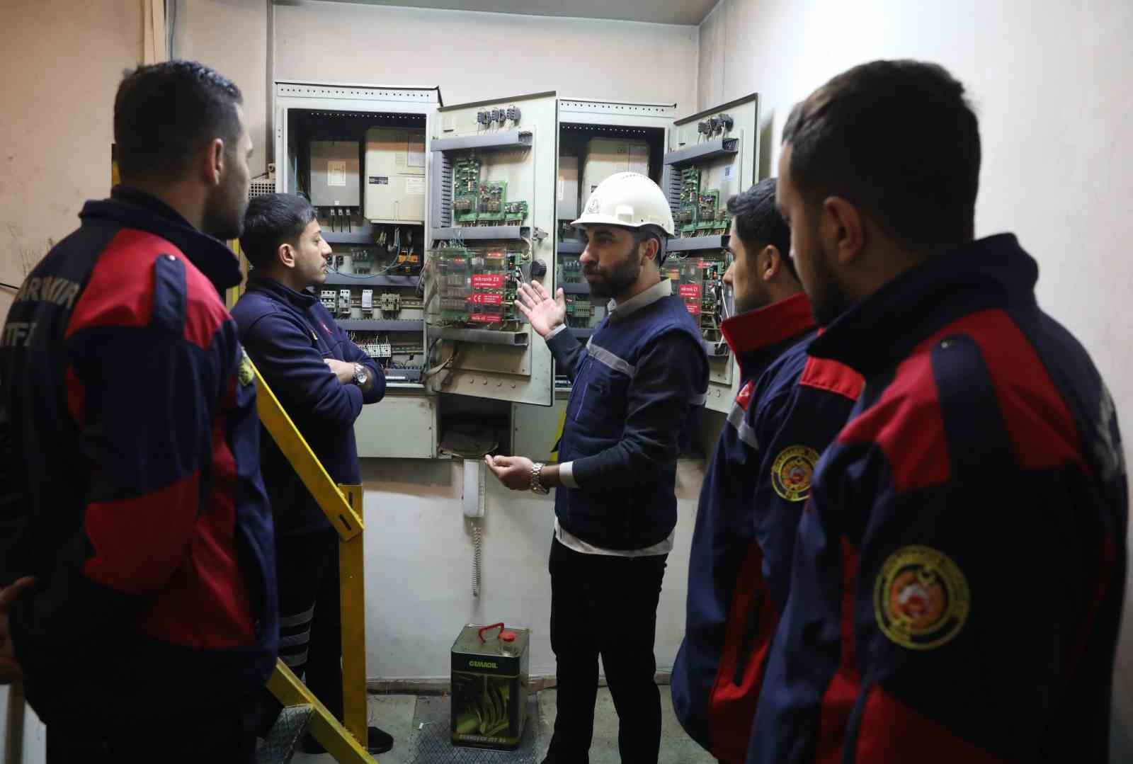 İtfaiye personeline &lsquo;asans&ouml;rde kurtarma&rsquo; eğitimi
