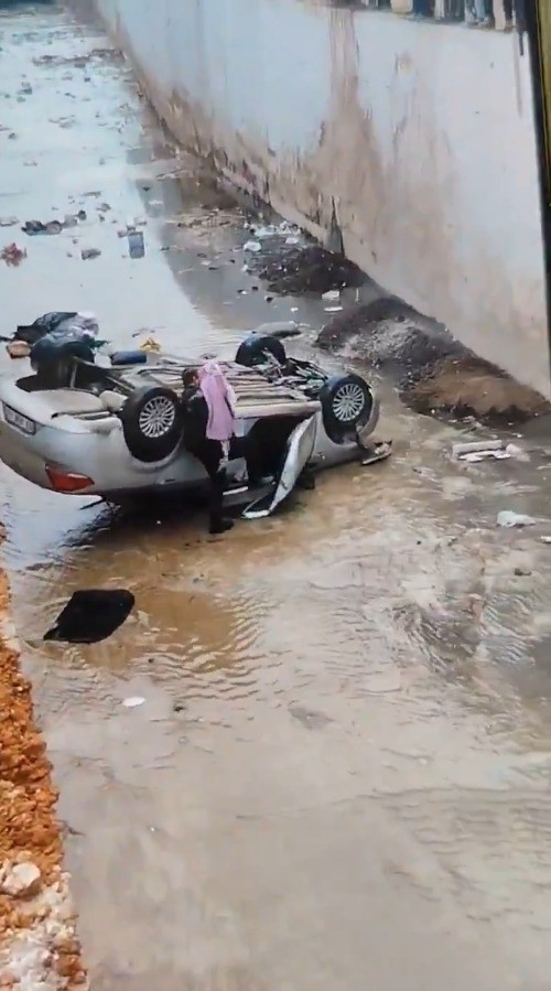 Şanlıurfa&rsquo;da dereye d&uuml;şen otomobildeki baba ve oğlu yaralandı
