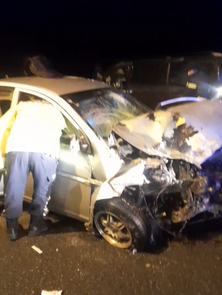 Otomobil kamyonete arkadan çarptı: 2 ölü, 9 yaralı