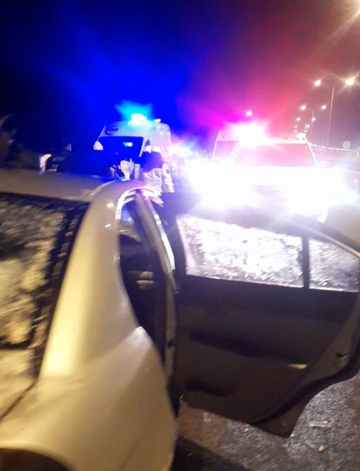 Otomobil kamyonete arkadan &ccedil;arptı: 2 &ouml;l&uuml;, 9 yaralı
