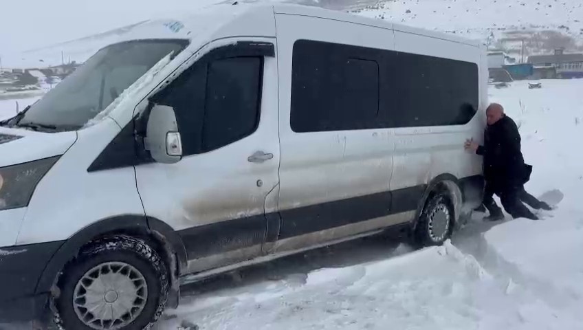 &Ccedil;ocukların imdadına meclis &uuml;yeleri yetişti
