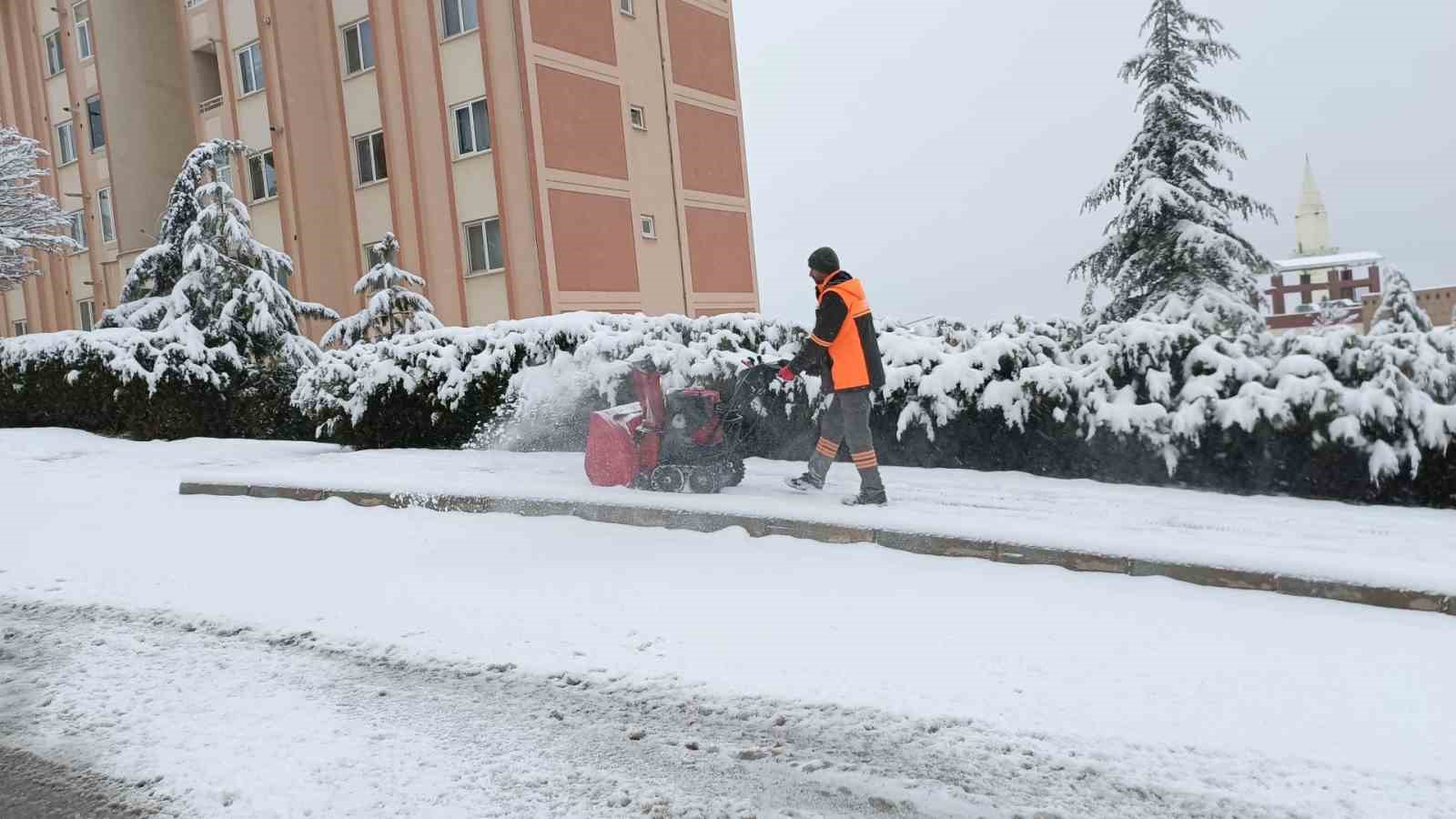 Yeşilyurt Belediyesi karla m&uuml;cadelede seferber oldu!
