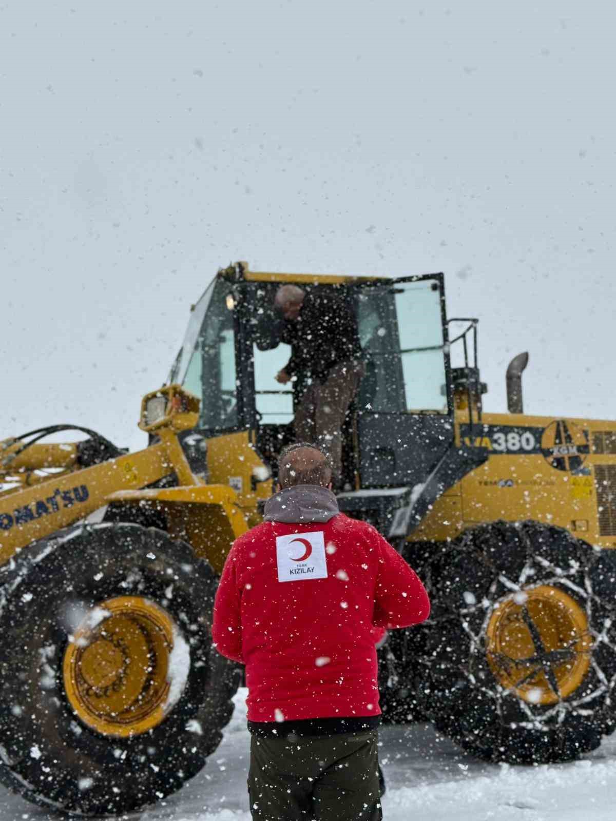 Yolda kalanların yardımına Kızılay ekipleri yetişti
