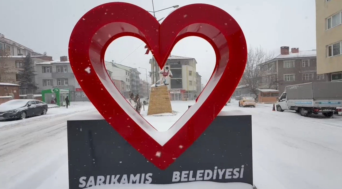 Sarıkamış&rsquo;ta kar sevinci
