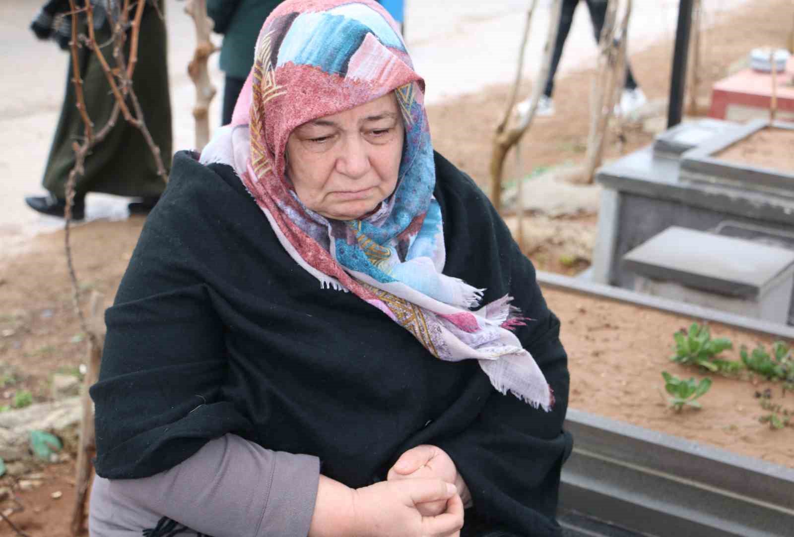 Diyarbakır&rsquo;da depremde hayatını kaybedenler kabirleri başında anıldı
