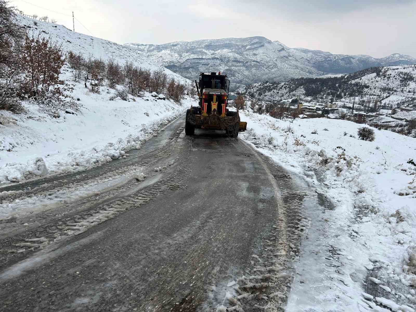 Siirt’te kar nedeniyle kapanan yollar ulaşıma açıldı