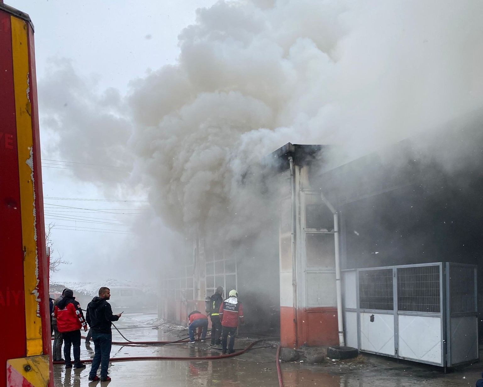 Malatya&rsquo;da korkutan iş yeri yangını

