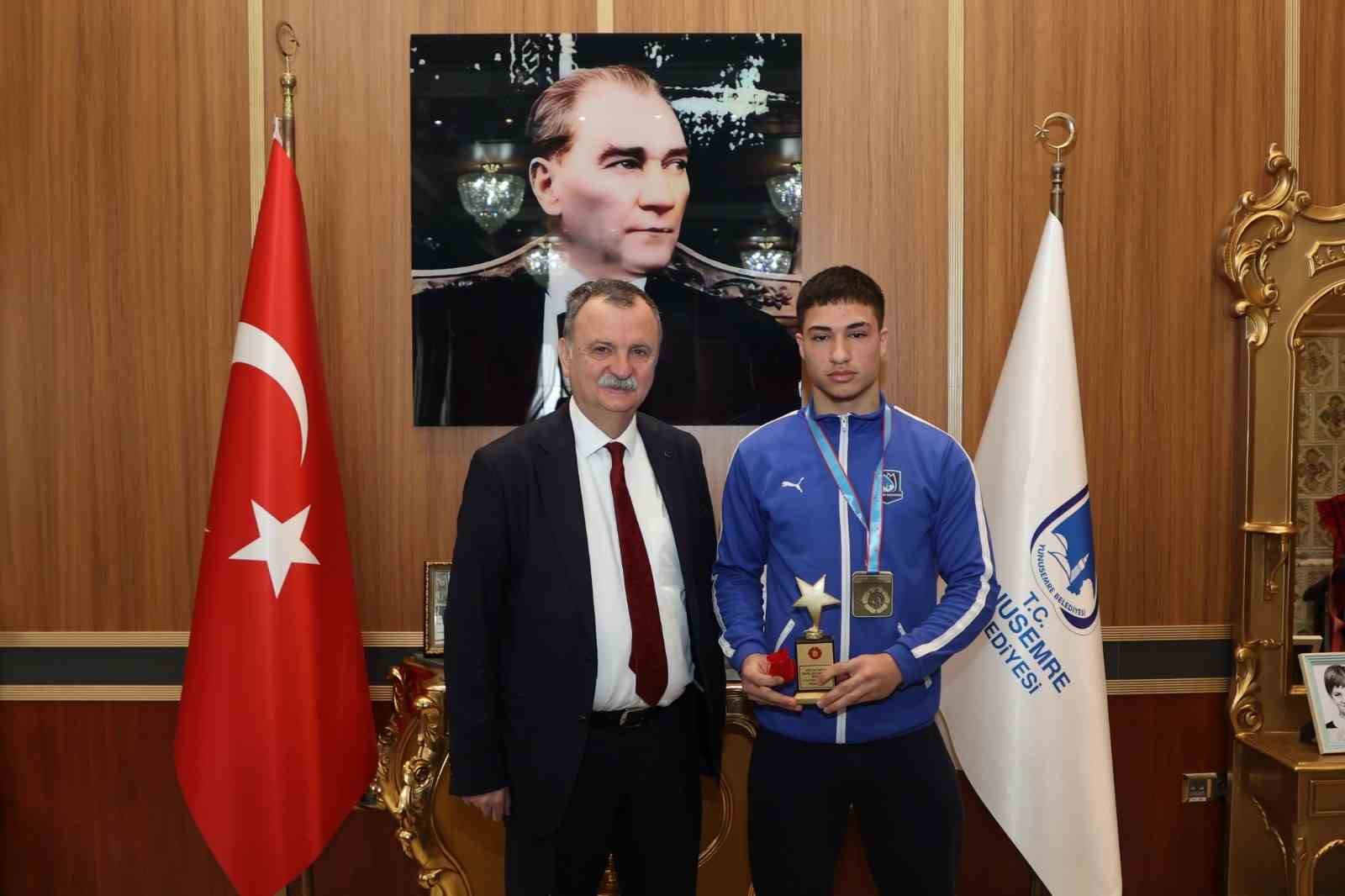 Başkan Balaban’dan Yunusemre’nin altın çocuğuna ödül