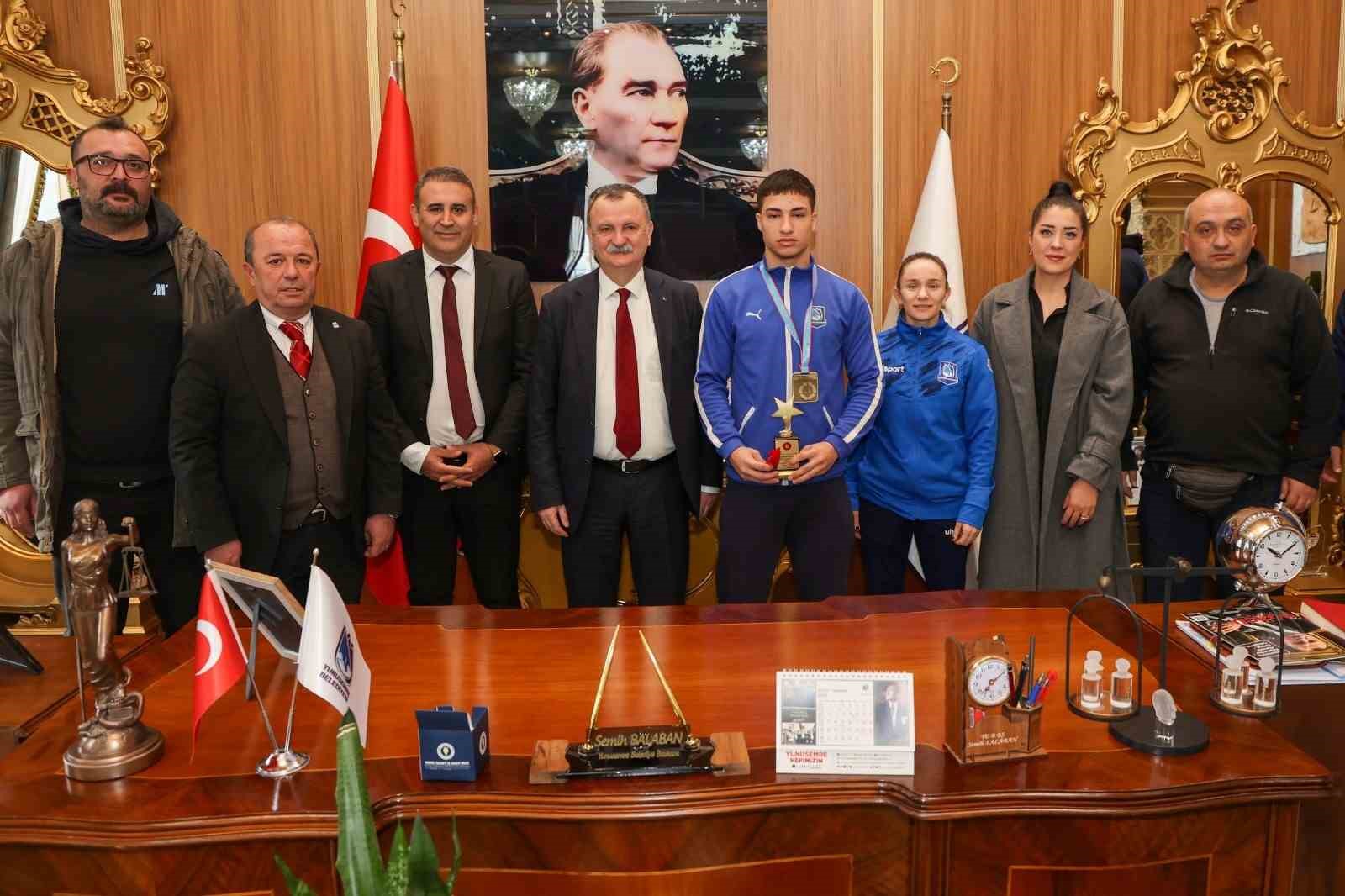 Başkan Balaban&rsquo;dan Yunusemre&rsquo;nin altın &ccedil;ocuğuna &ouml;d&uuml;l
