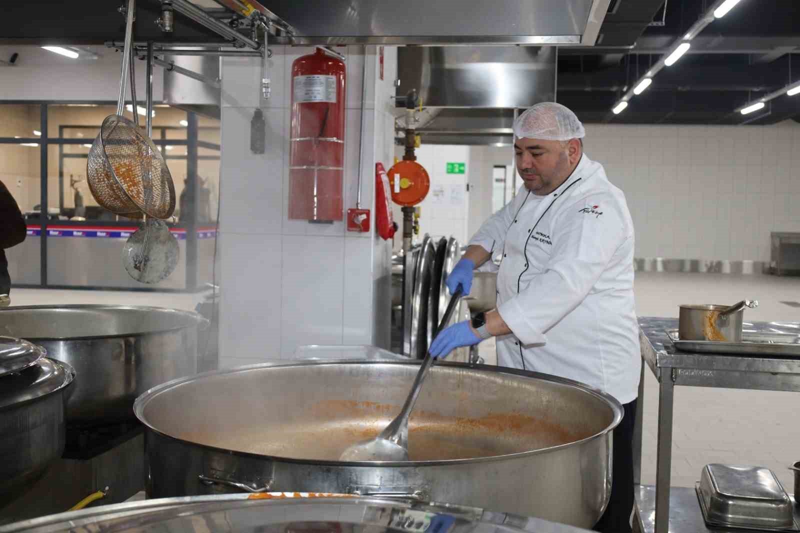 Her gün bin ihtiyaç sahibine yemek