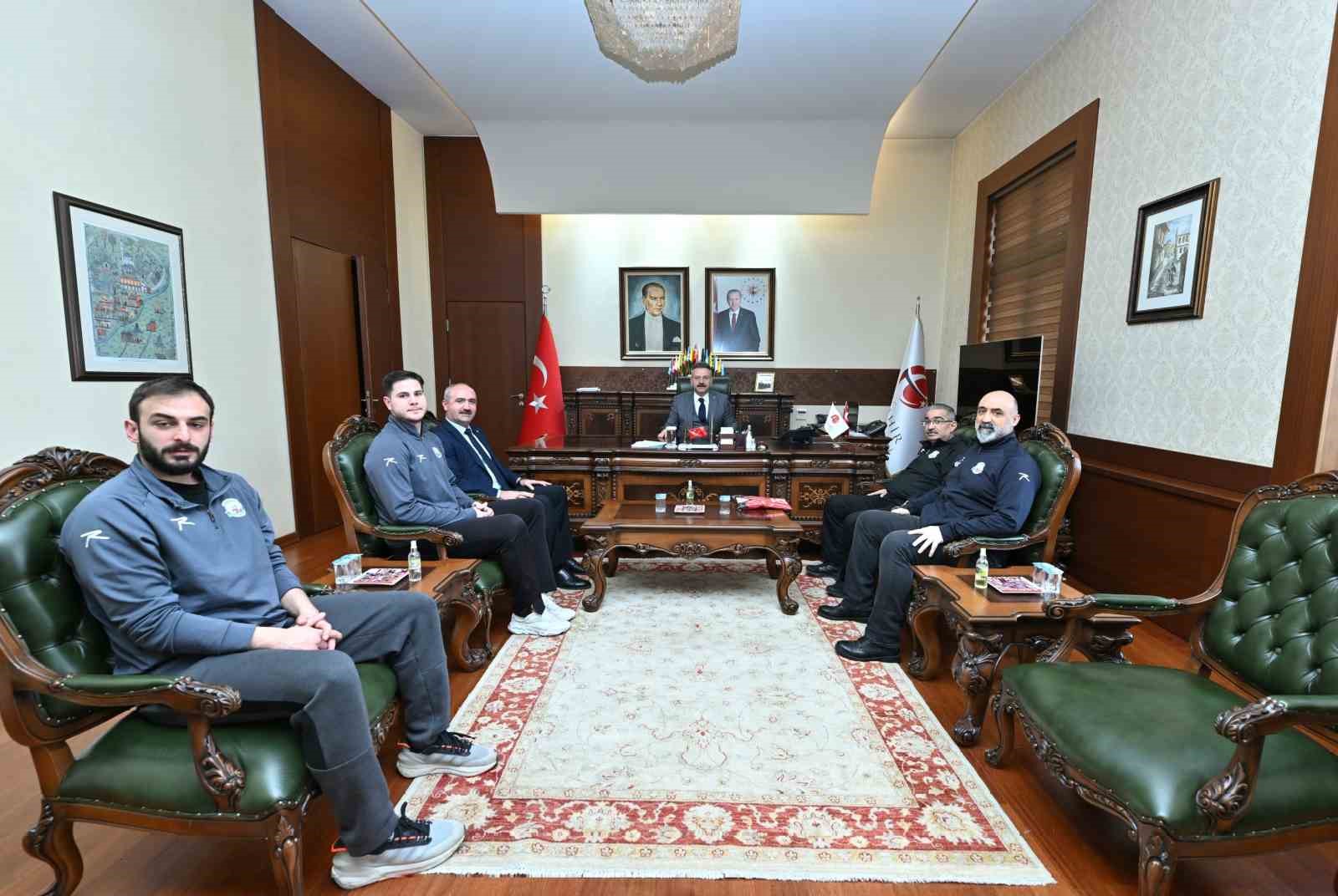 Mihalıççık Belediyespor Hentbol Takımı’ndan Vali Aksoy’a ziyaret