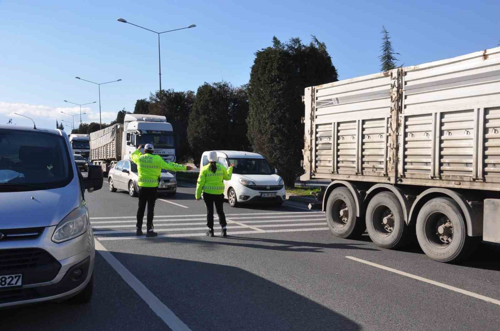Manisa&rsquo;da seyir halindeki mobil lokma aracı yandı
