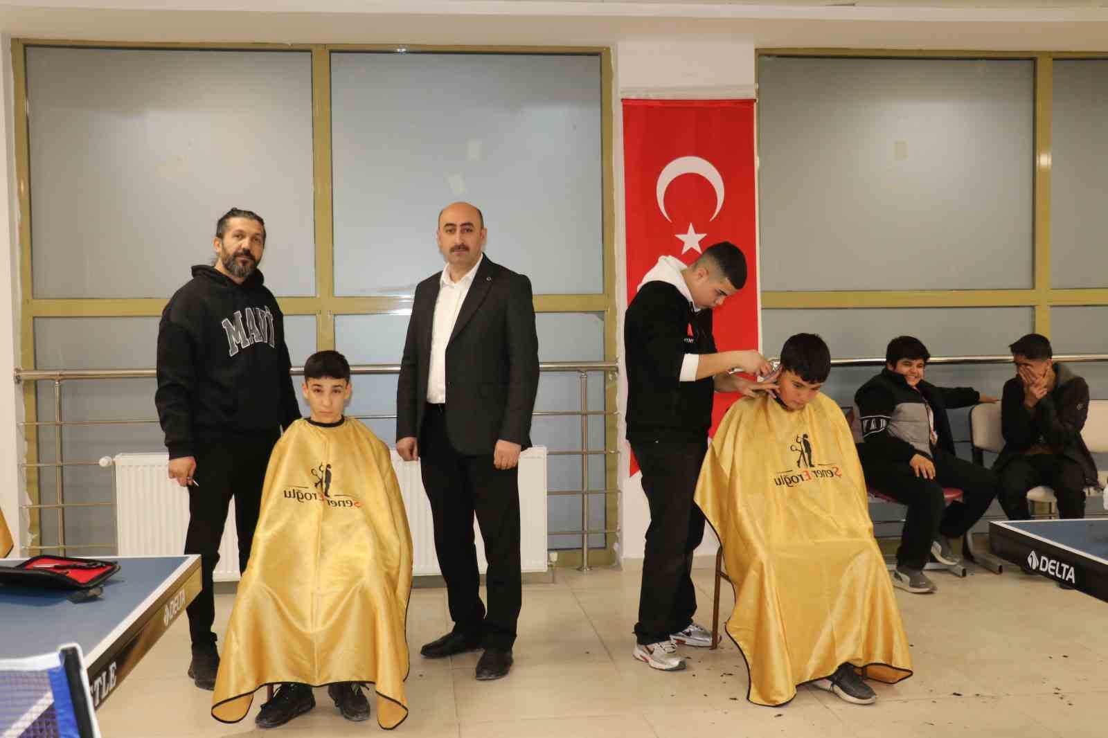 Depremin yıl d&ouml;n&uuml;m&uuml;nde &ccedil;ocukları &uuml;cretsiz tıraş etti
