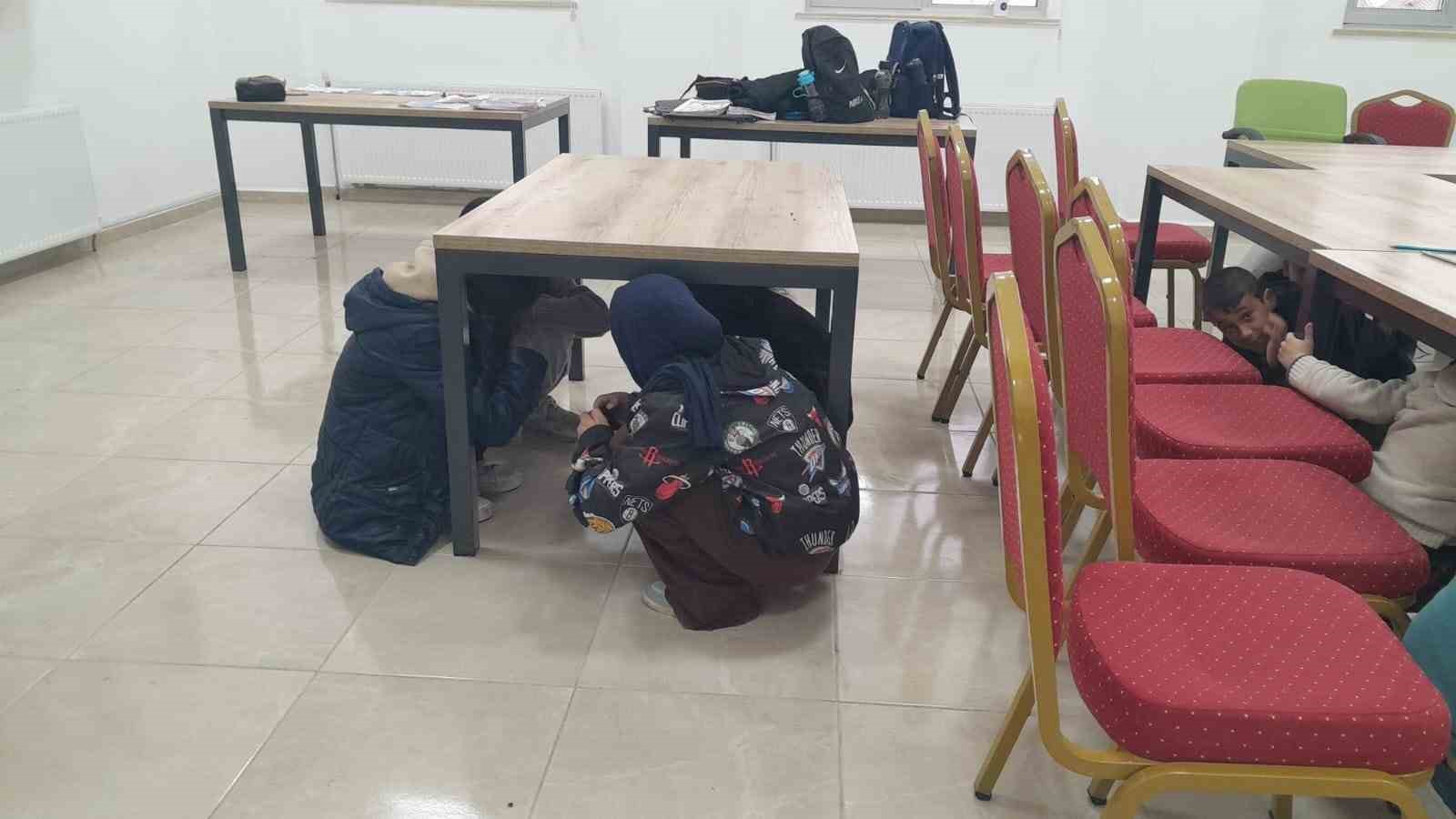 &Ccedil;ocuklara afet bilinci etkinliği
