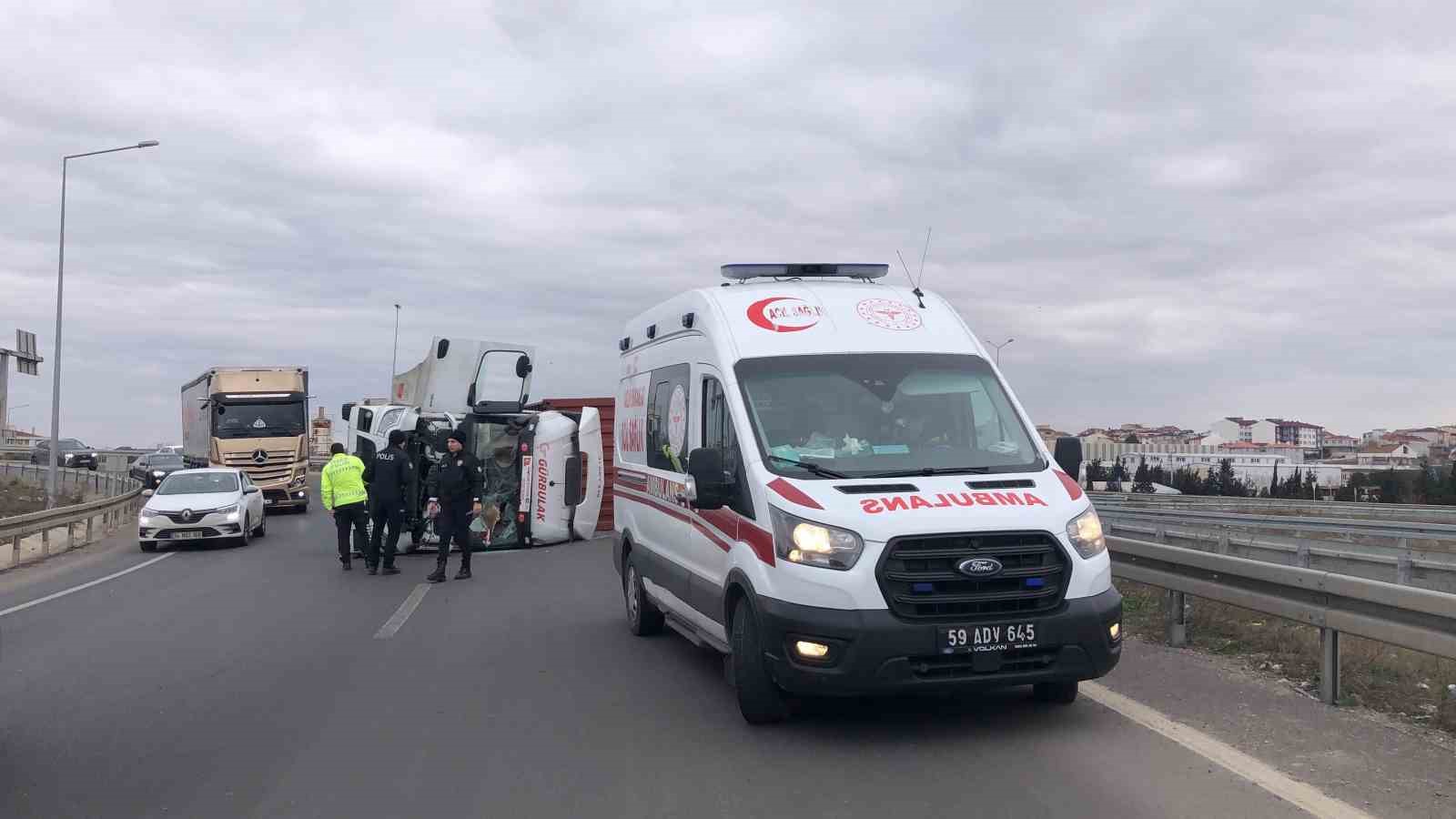 Tekirdağ’da virajı alamayan tır devrildi: 1 yaralı