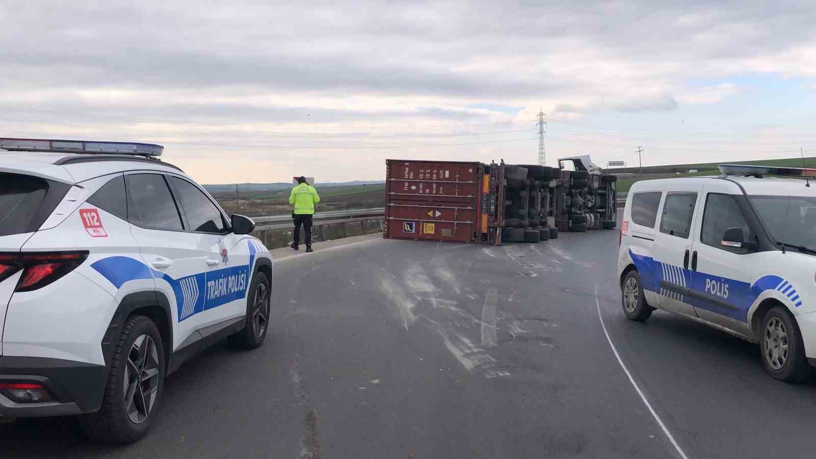 Tekirdağ&rsquo;da virajı alamayan tır devrildi: 1 yaralı
