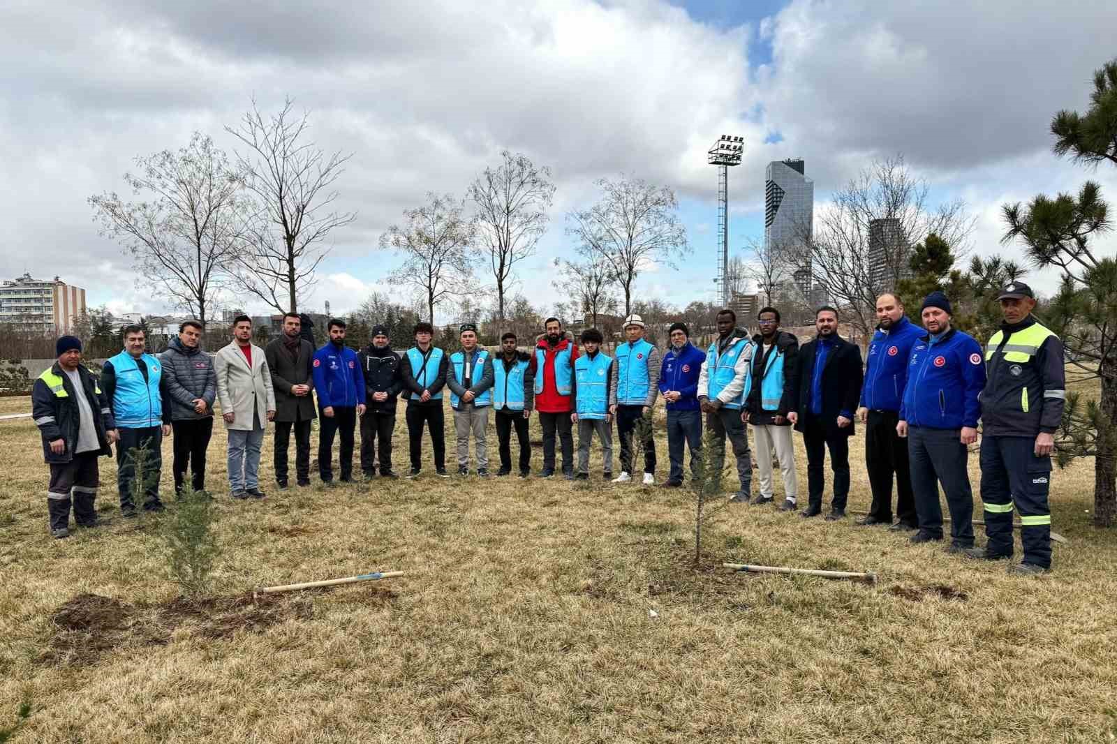 TDV, 6 Şubat depremlerinde hayatını kaybedenler anısına fidan dikti
