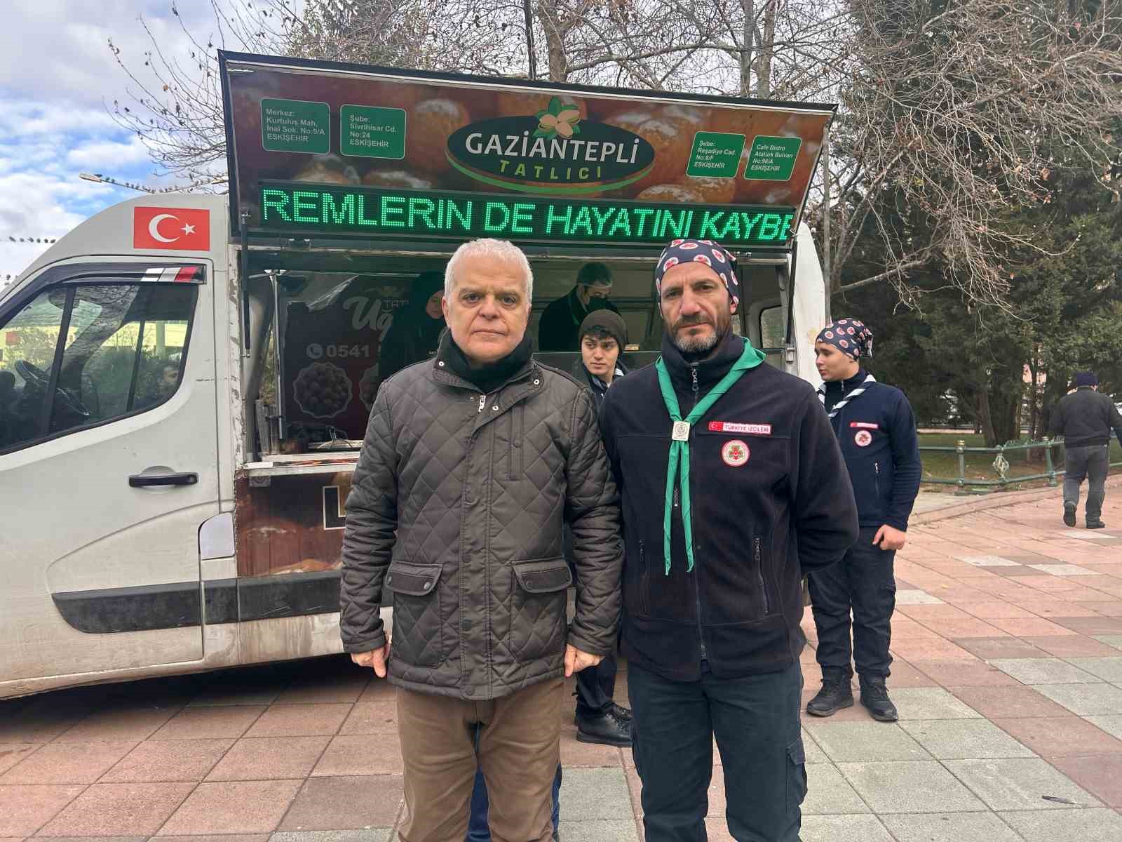 Eskişehir’de depremde hayatını kaybeden vatandaşlar için farklı yerlerde lokma dağıtıldı