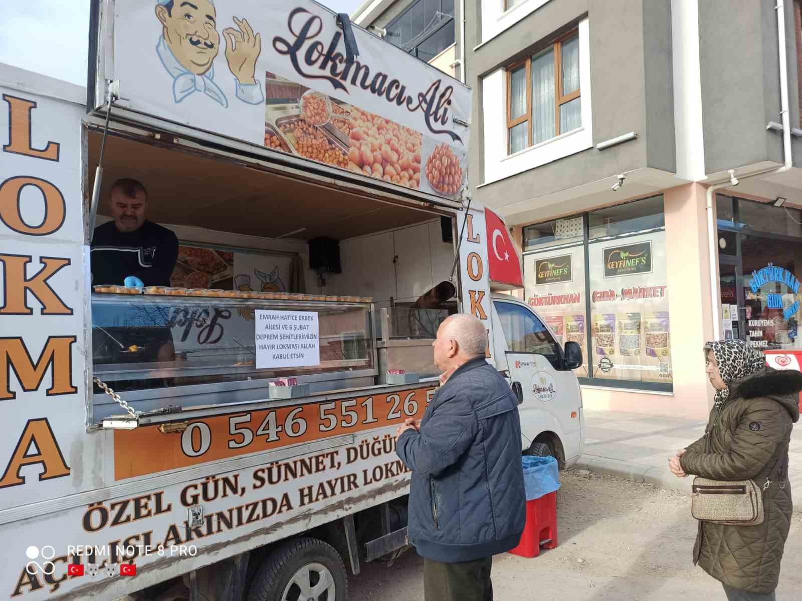 Eskişehir&rsquo;de depremde hayatını kaybeden vatandaşlar i&ccedil;in farklı yerlerde lokma dağıtıldı
