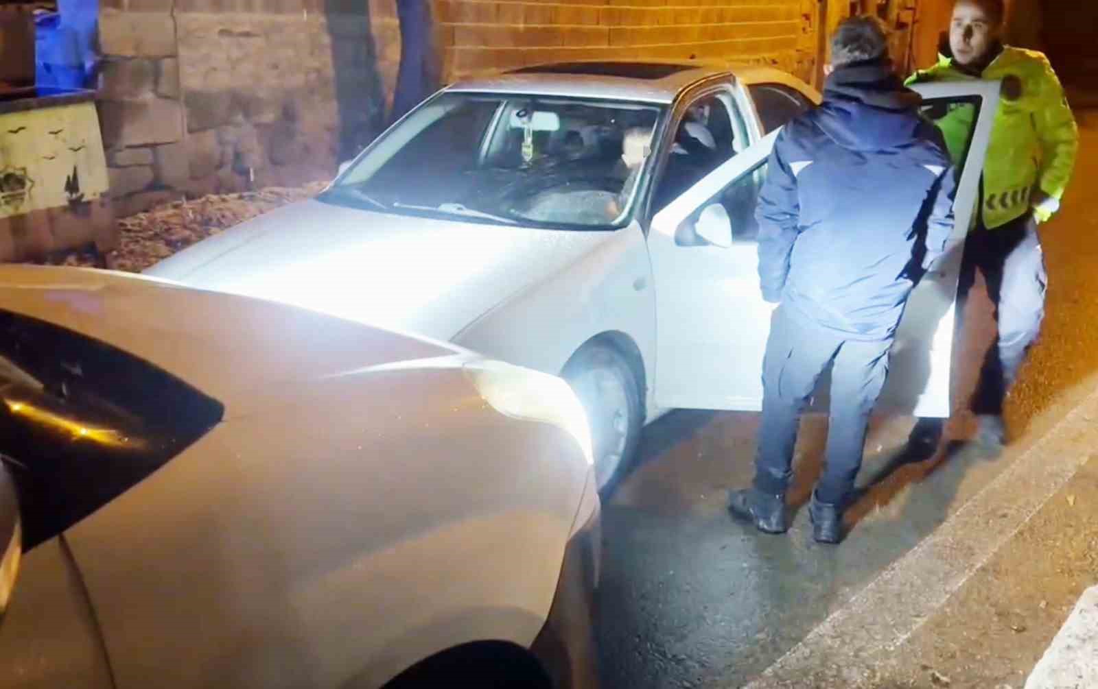 Araba s&uuml;rerken sızdı, kaza yapınca polis uyandırdı
