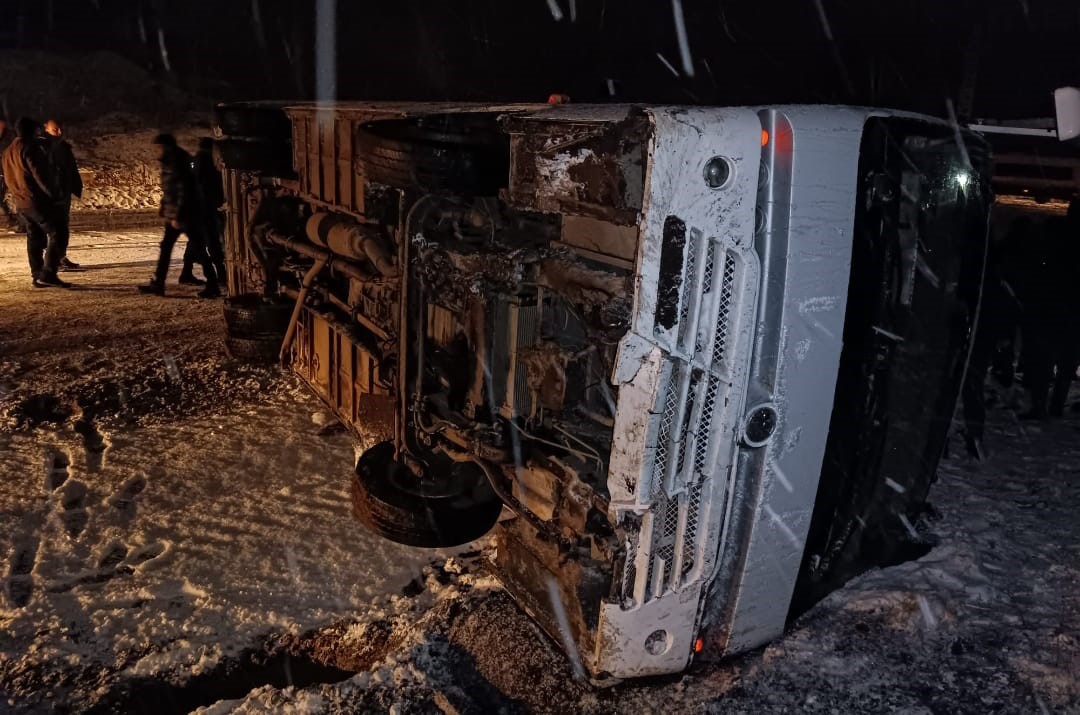 Kütahya’da işçi servisi kaza yaptı: 3 yaralı