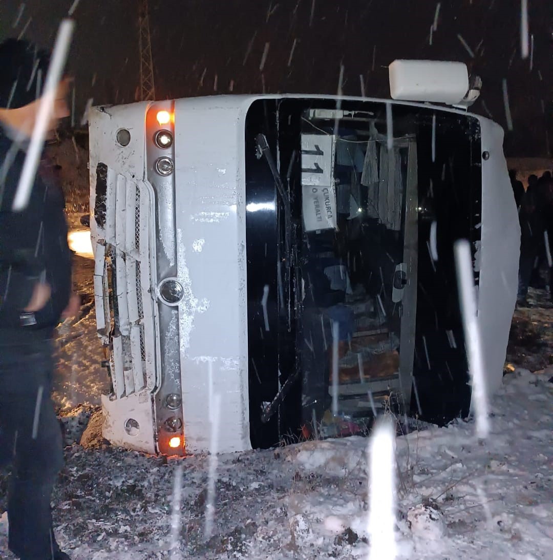 Kütahya’da işçi servisi kaza yaptı: 3 yaralı
