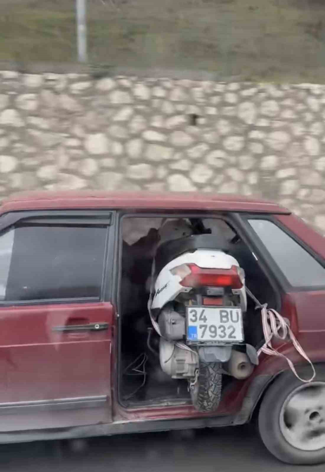 Kapısız ara&ccedil;ta motosiklet taşıdı, g&ouml;ren d&ouml;n&uuml;p bir daha baktı
