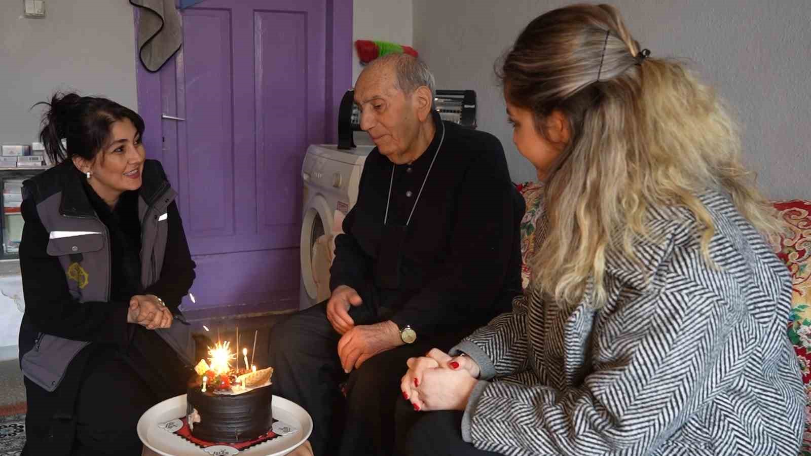 Belediyeden gönülleri ısıtan sürpriz: 85 yıllık ömründe ilk kez  doğum gününü kutladı