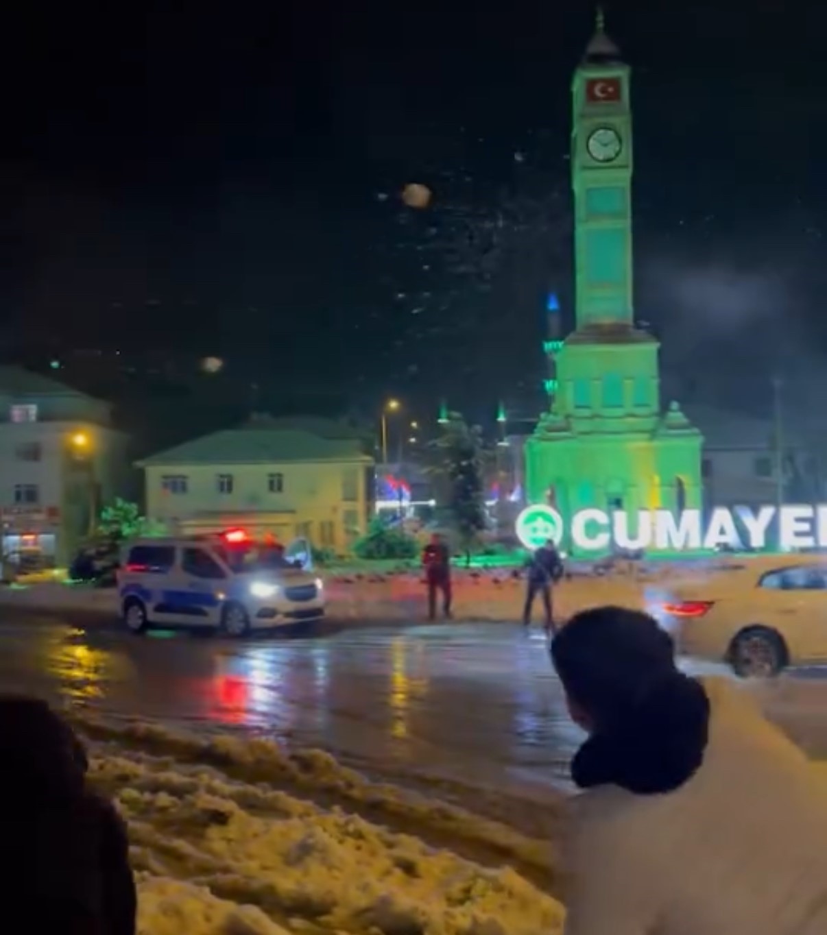 Polisler gençlerle kar topu oynadı