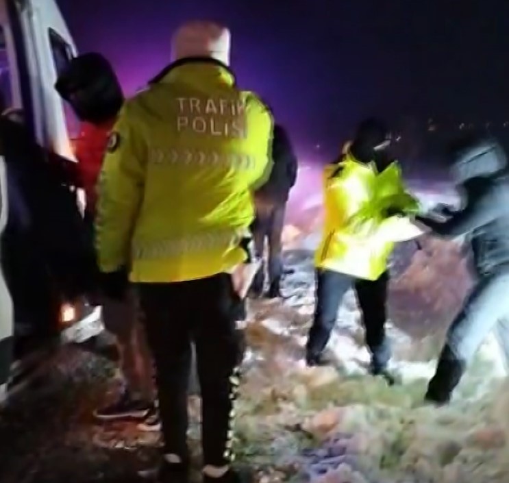 Otobüs ve minibüs kara saplandı, mahsur kalan 53 kişiyi polis kurtardı