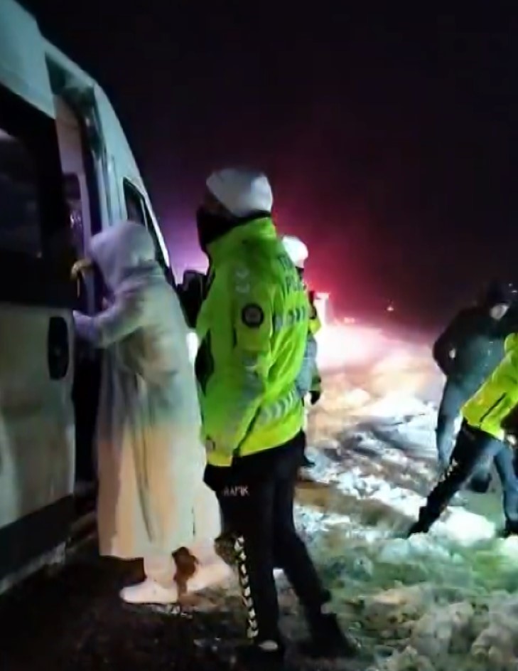 Otobüs ve minibüs kara saplandı, mahsur kalan 53 kişiyi polis kurtardı