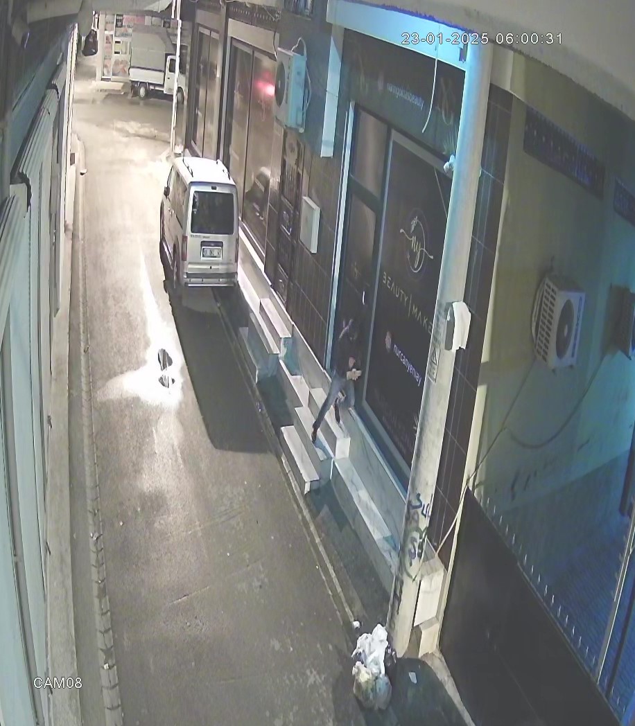 33 yıl hapis cezasıyla aranıyordu, son yaptığı hırsızlıktan sonra yakalandı
