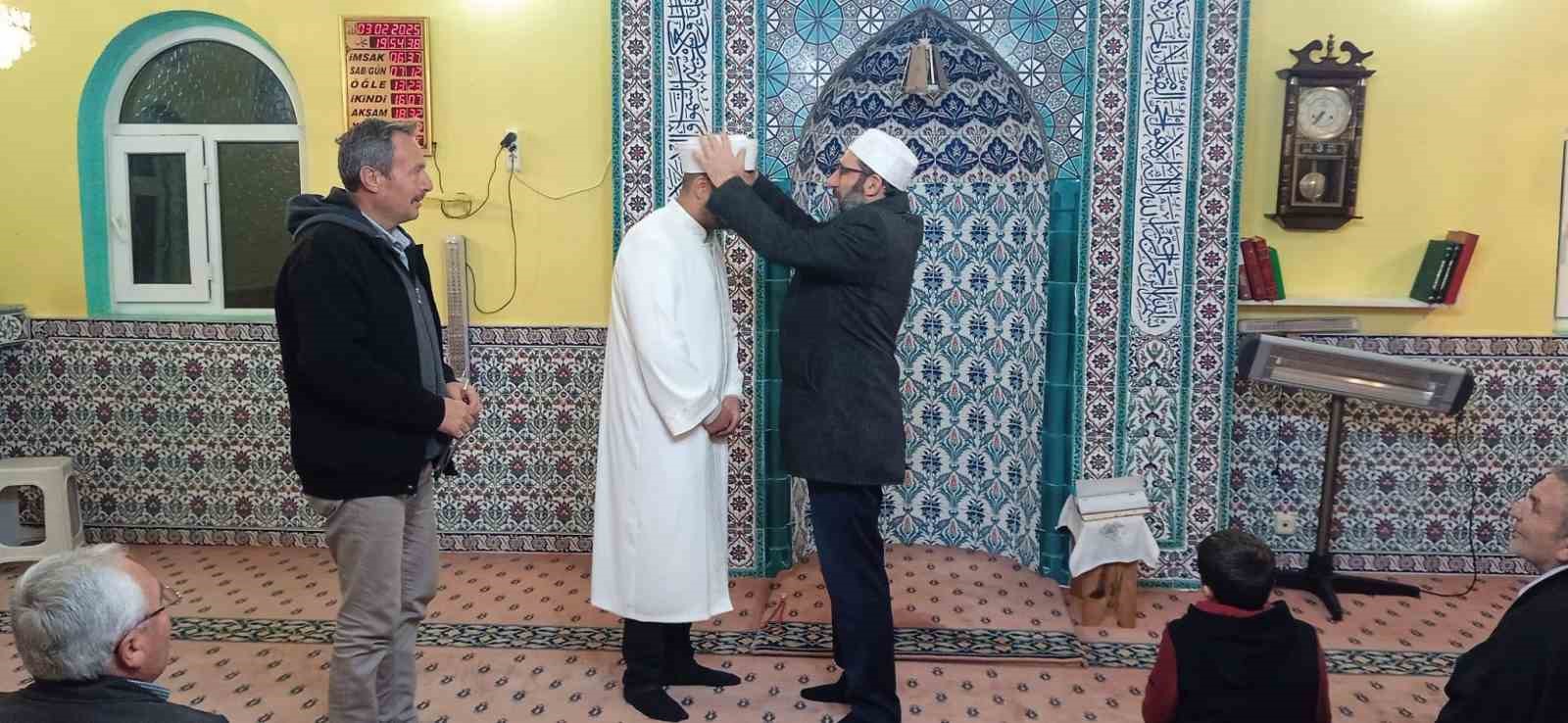 Hisarcık’a yeni atanan 2 din görevlisine cübbe ve fes giydirildi