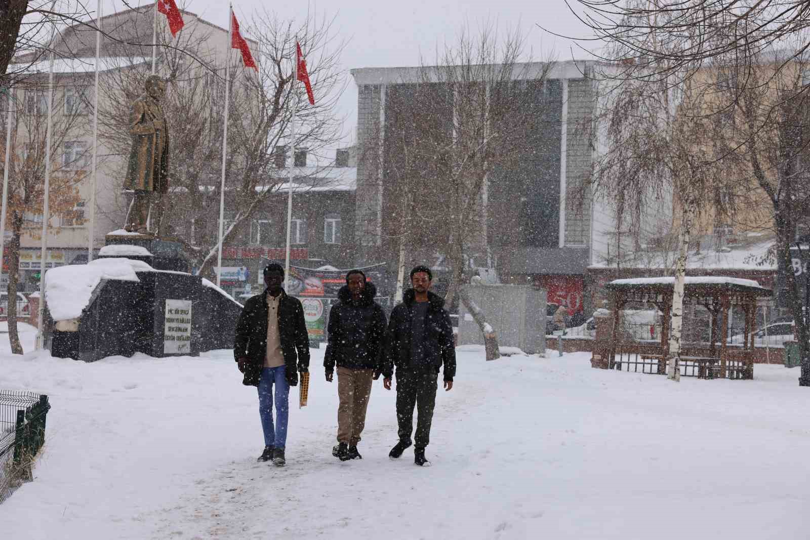 Ardahan’da kar yağışı etkili oluyor
