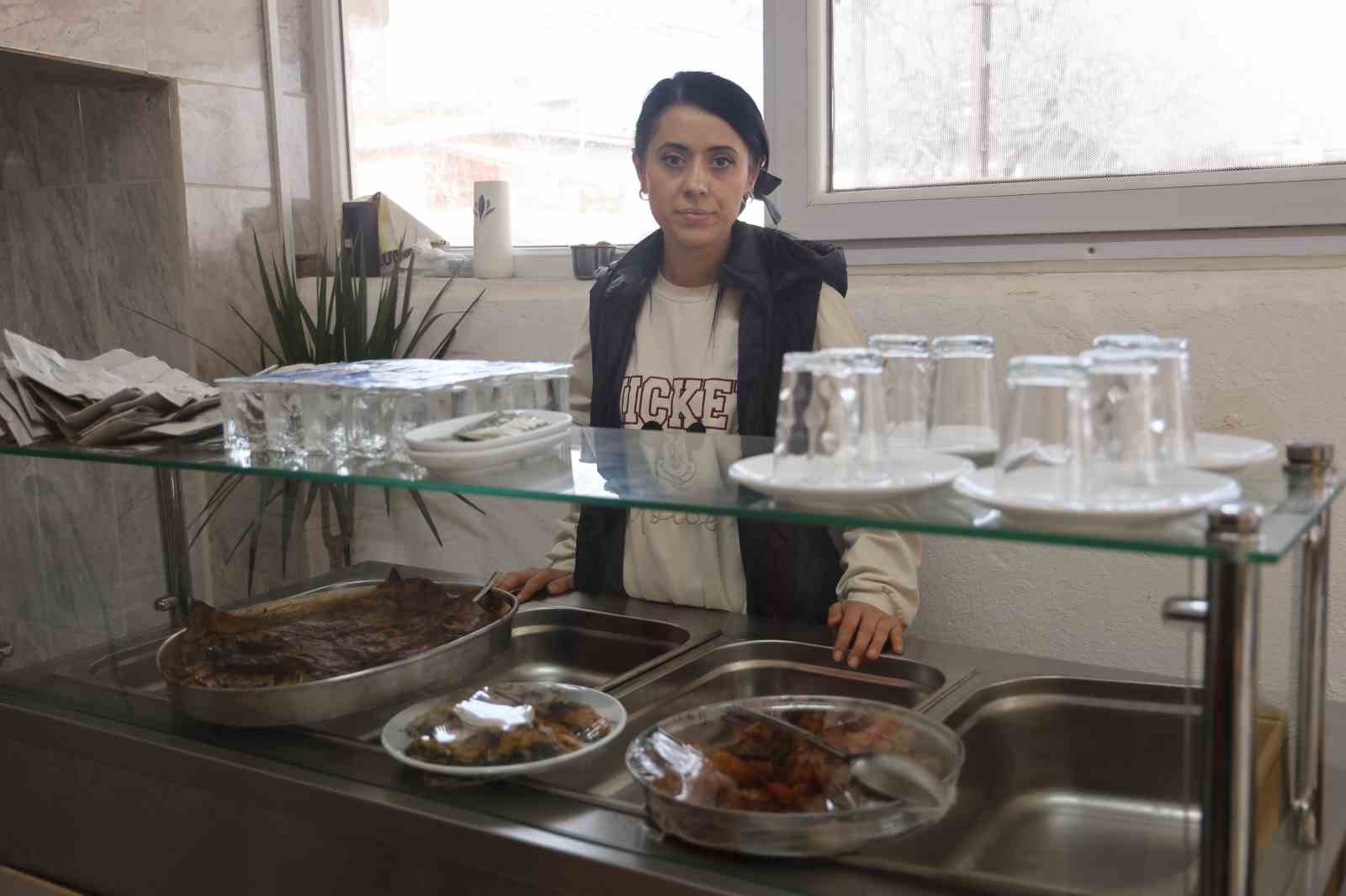 Depremde babasını kaybeden 10 yaşındaki çocuk, ağlayarak annesine sarıldı
