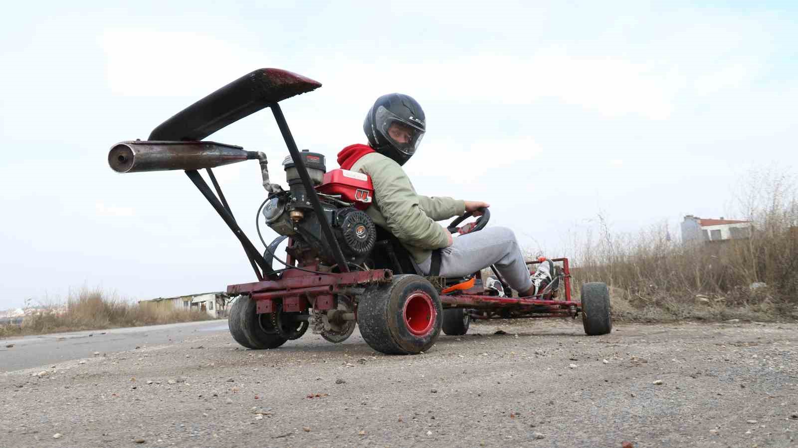 Hurda malzemeler ve çapa motoru ile yaptığı araç saatte 100 kilometre hıza ulaşıyor