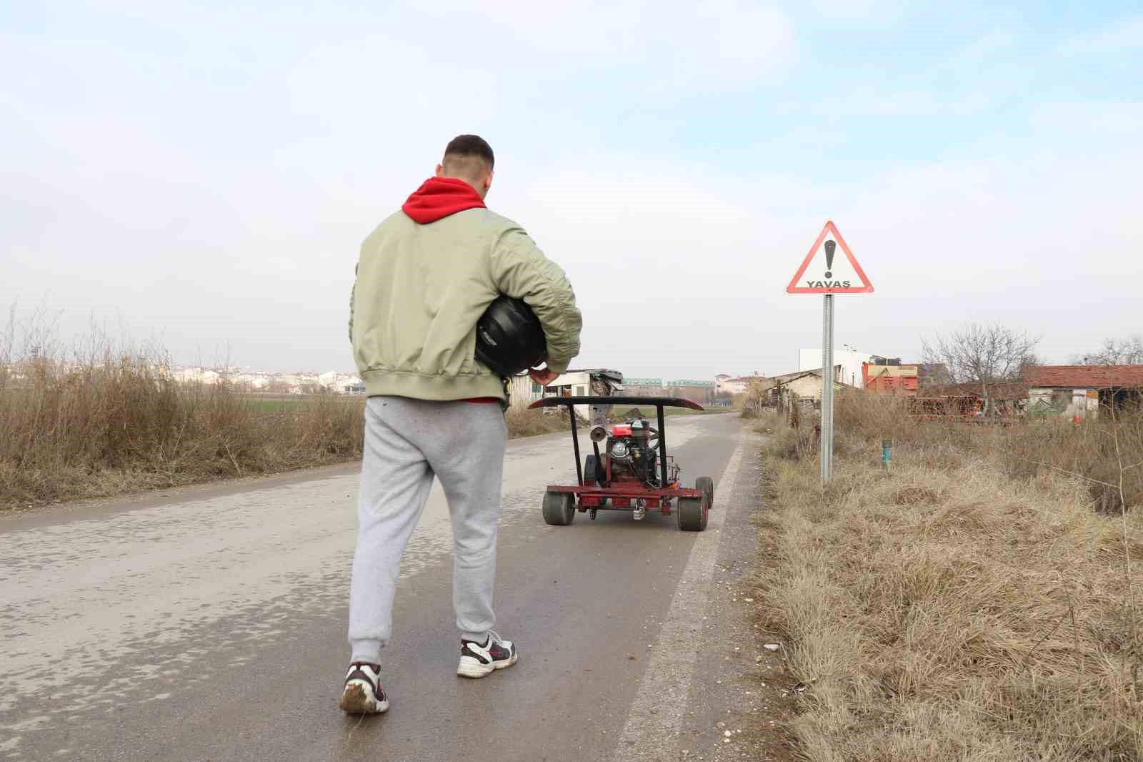 Hurda malzemeler ve çapa motoru ile yaptığı araç saatte 100 kilometre hıza ulaşıyor
