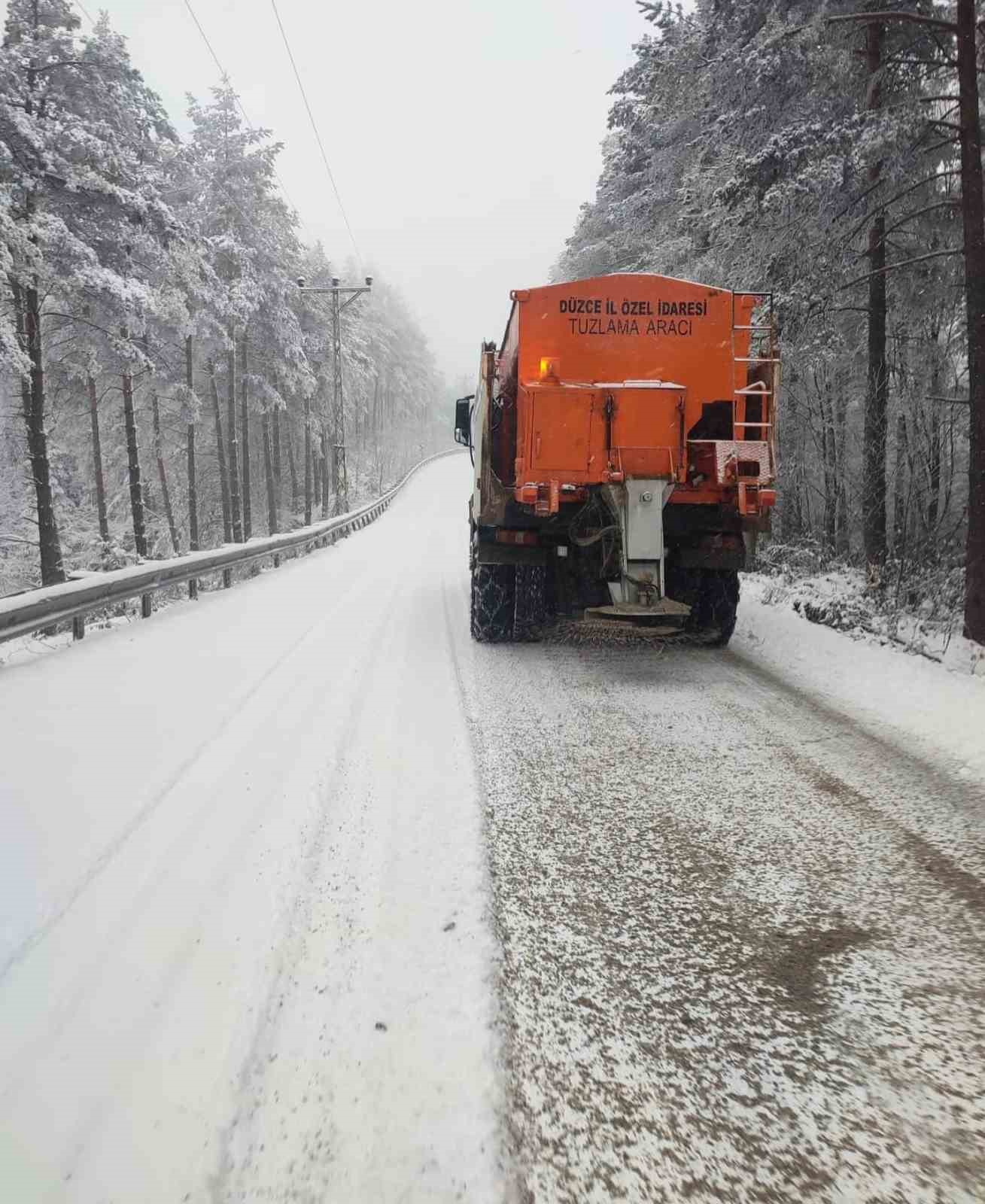 Düzce’de kardan kapanan yollar açılıyor
