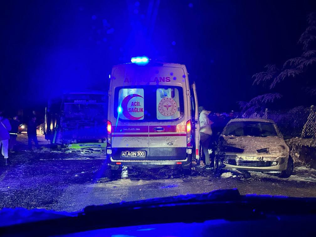 Yolcularla dolu özel halk otobüsü ile kar küreme aracı çarpıştı