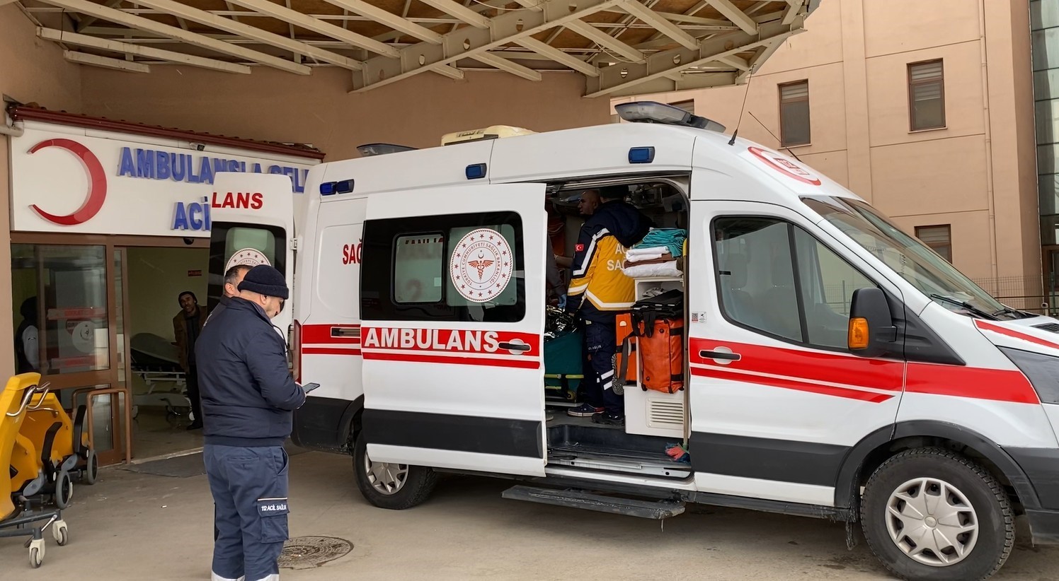 Elektrikli battaniye nedeniyle çıkan yangında yaşlı adam ağır yaralandı