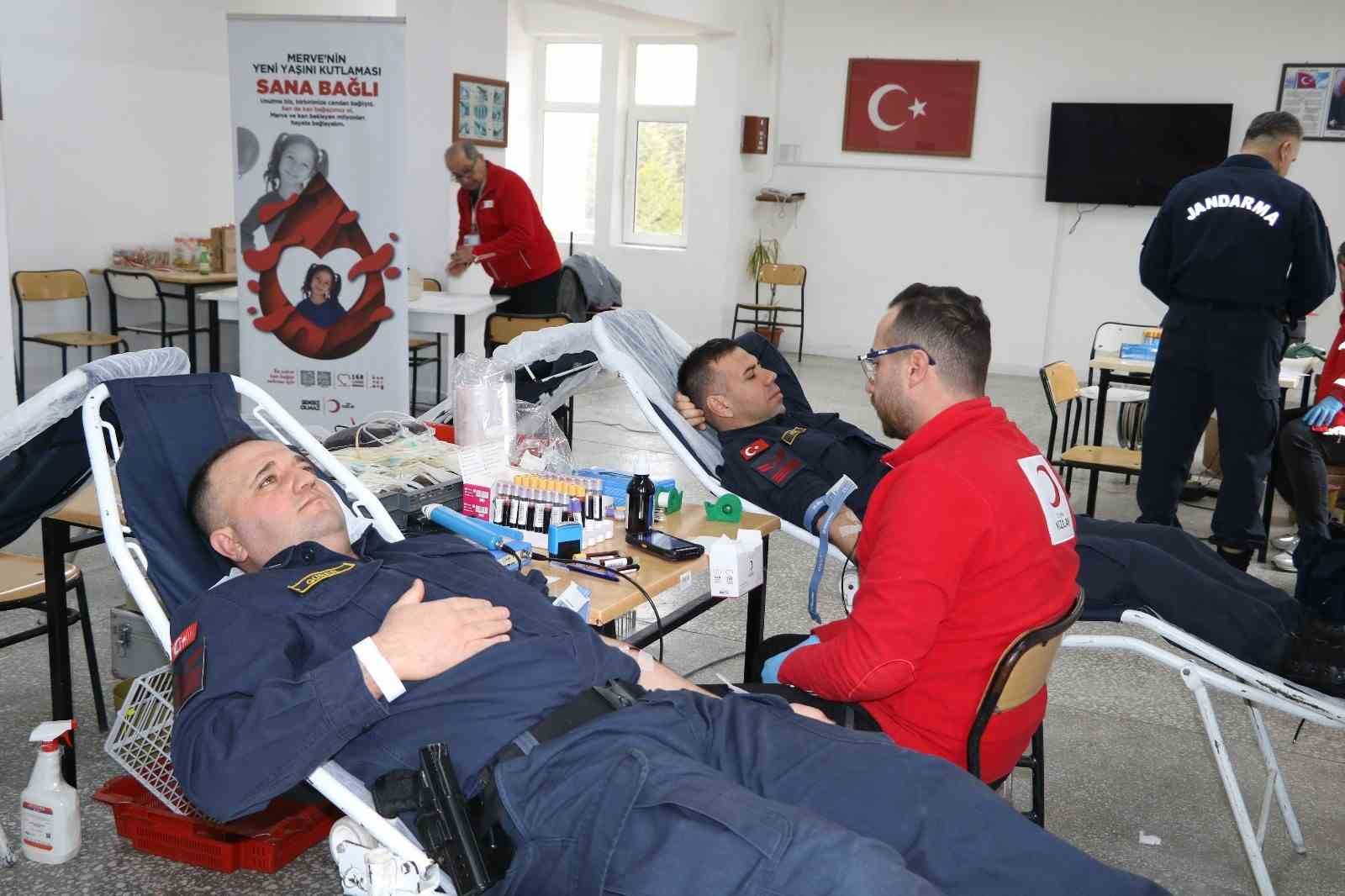 Kütahya’da jandarmadan Kızılay’a kan bağışı