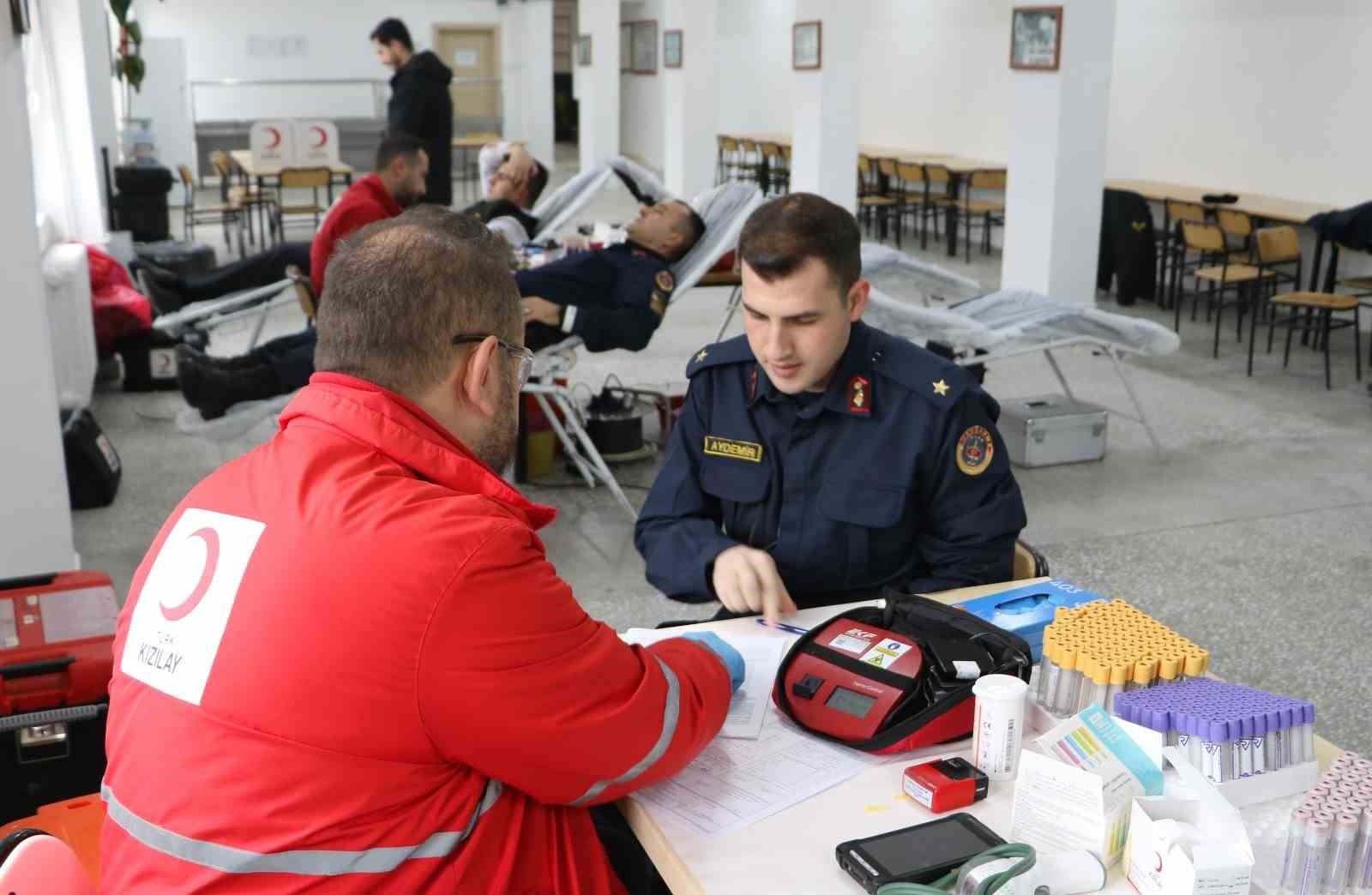 Kütahya’da jandarmadan Kızılay’a kan bağışı
