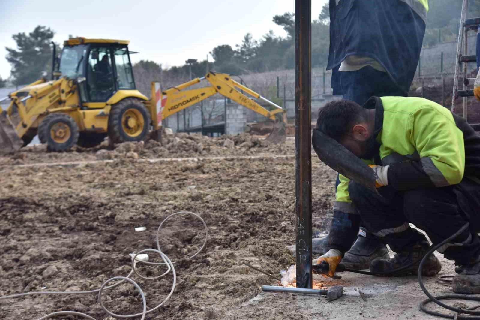 Sokak hayvanları doğal yaşam alanında &ccedil;alışmalar devam ediyor
